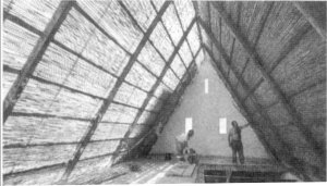 Vista interior de la estructura del tejado, de cañas